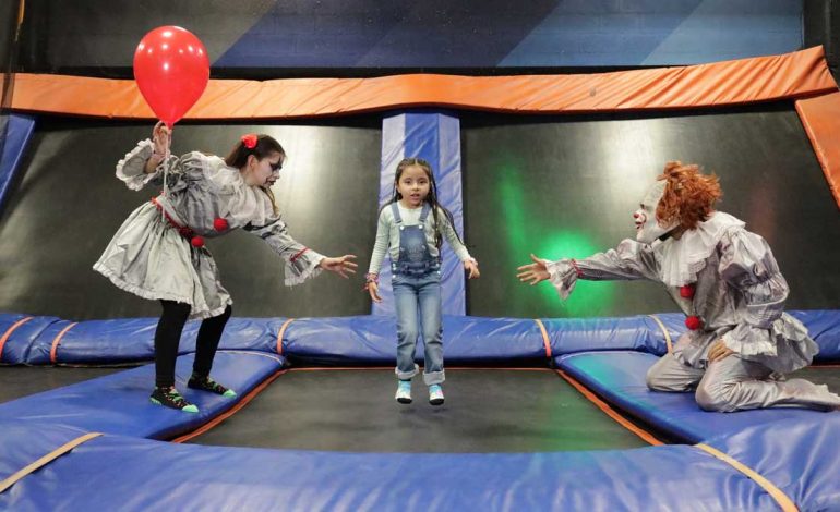 Un Halloween Neón para Toda la Familia: Diversión, Aventura y Sorpresas en un Espacio Único