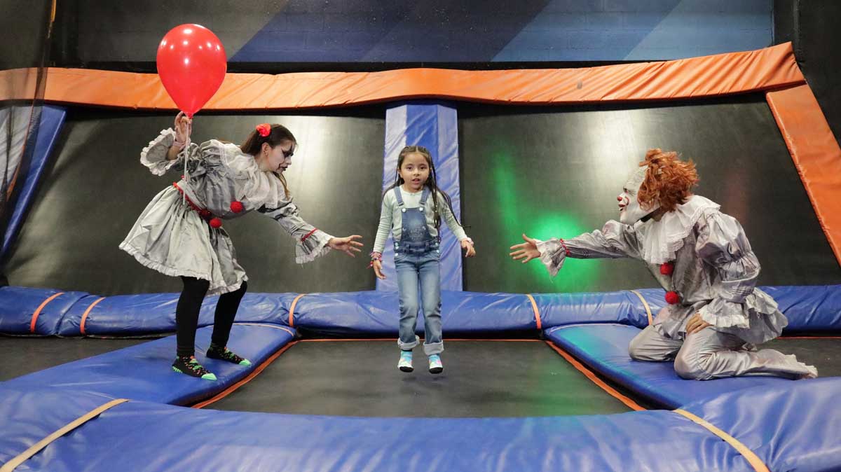 Un Halloween Neón para Toda la Familia: Diversión, Aventura y Sorpresas en un Espacio Único