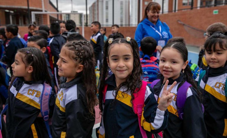 Más de 700.000 estudiantes de colegios públicos inician hoy el año escolar 2025