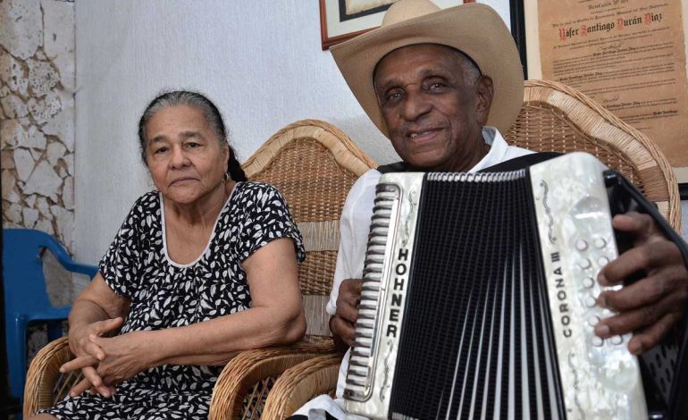 El Rey Vallenato Náfer Durán, sin su acordeón no sabe estar