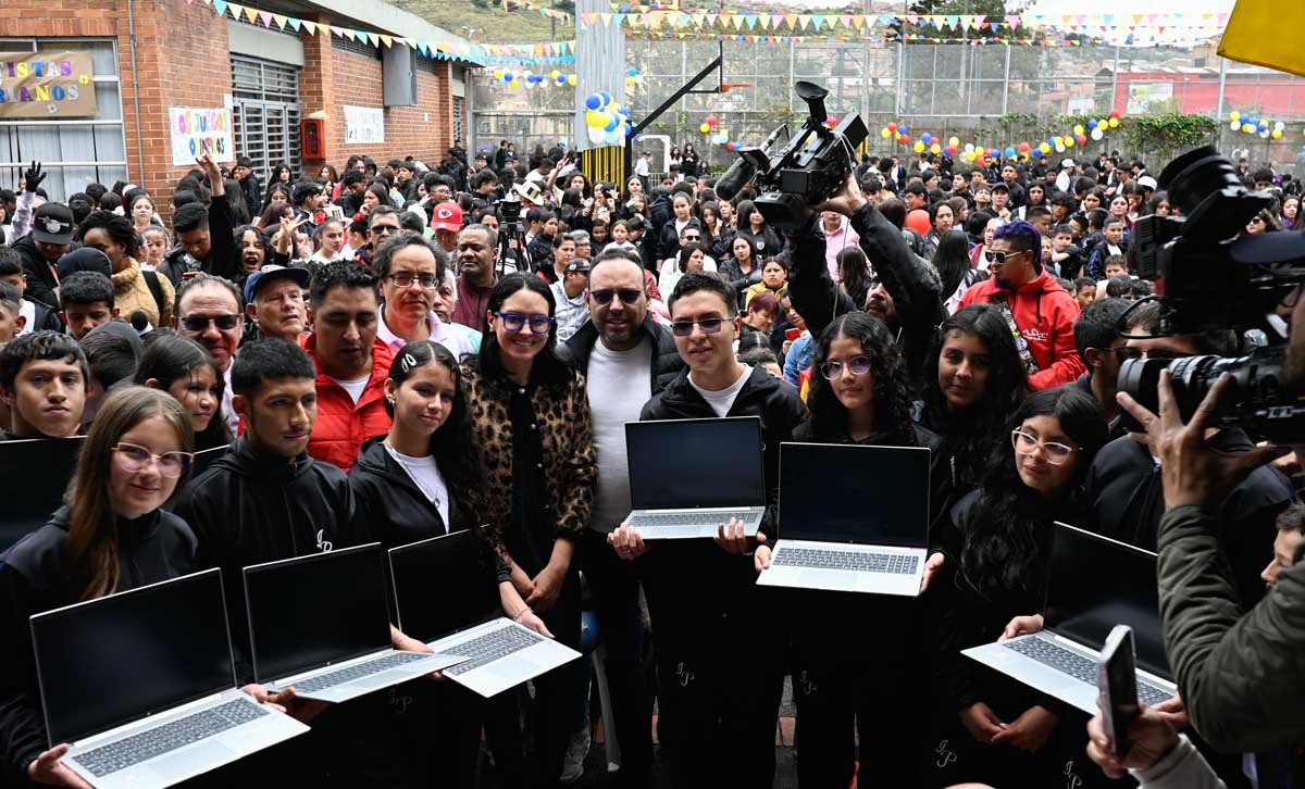 En la Bogotá rural, el ministro Julián Molina entrega 200 computadores para 2.161 estudiantes de Ciudad Bolívar