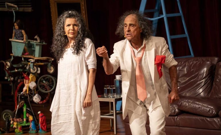 El Águila Descalza llega esta semana a Bogotá en sus 40 años de vida artística Con el estreno de «Clase Mela» Teatro Astor Plaza 