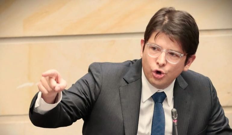 Colombia sacudida por el atentado a Miguel Uribe Turbay: una nación unida en el rechazo a la violencia política