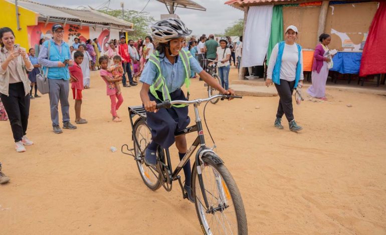 UNICEF lanza “Giro por la Niñez”: una campaña para llevar 500 bicicletas a niñas y niños en La Guajira para que accedan a educación y agua