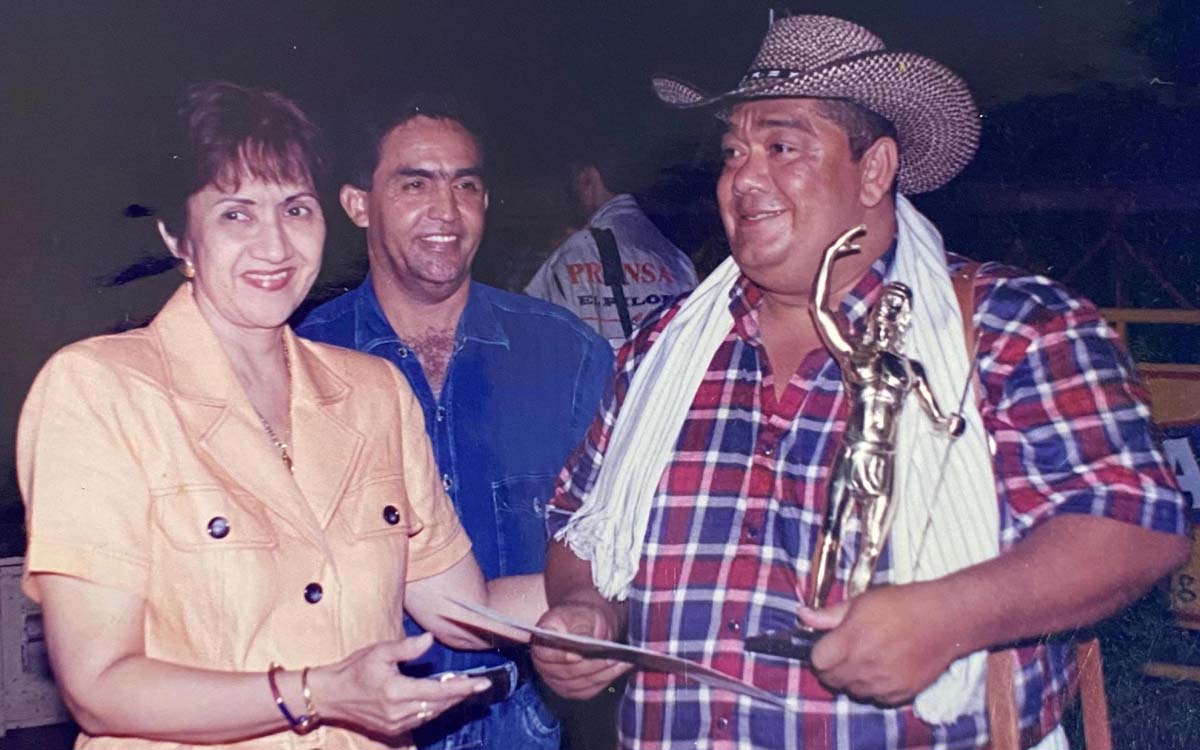 El compositor Wiston Muegues se fue a cantarle ‘La novia del Valle’, a Consuelo Araujonoguera