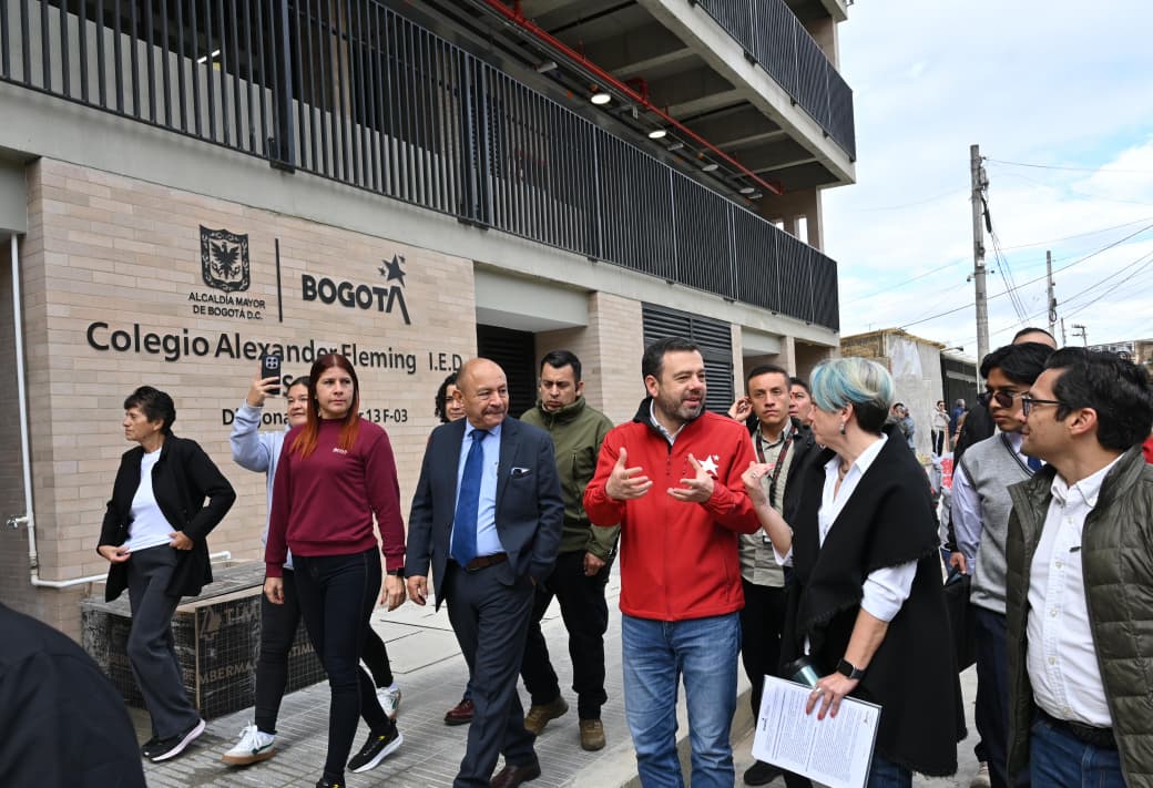Bogotá inaugura colegio Alexander Fleming y lanza estrategia ‘Redes sociales : manejo inteligente’