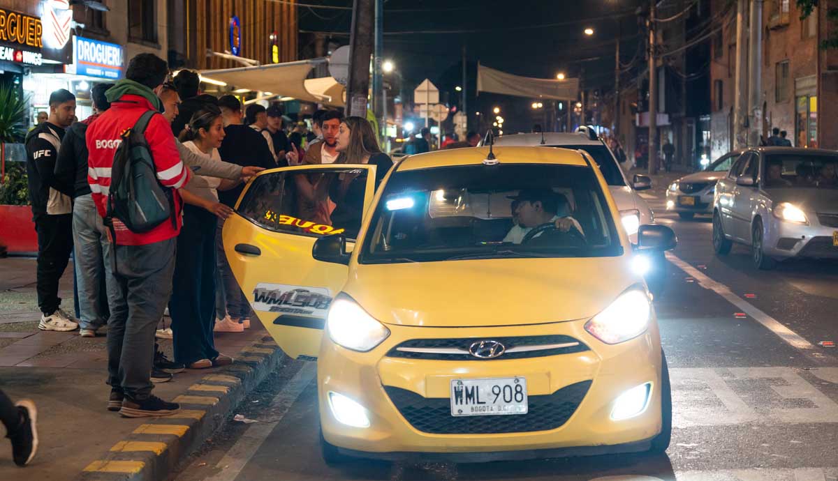Alcalde Carlos Fernando Galán inspecciona Zona Segura de Taxis en Modelia